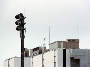 写真1 通常の避雷針（管理棟兼津波避難施設屋上） 多賀多目的運動場（サッカー場）の施設