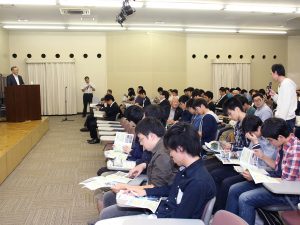 写真2 藤田成隆先生に質問をする学生諸君