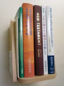 写真3 客室の書棚