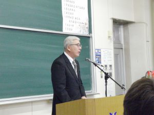 手交式にて祝辞を述べる岩本会長